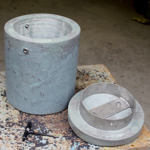 Urne mit geöffnetem Deckel