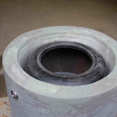 Innenansicht der Urne mit geöffneter Aschekapsel