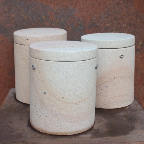 mehrere Urnen nebeneinander