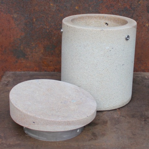 Urne mit geöffnetem Deckel