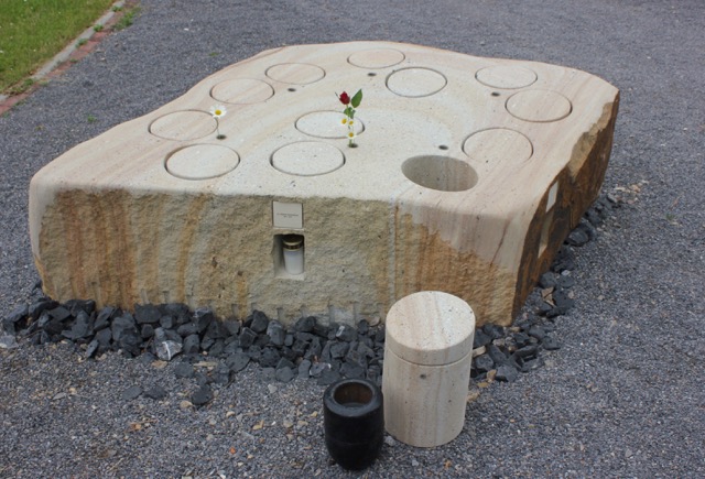 Lithobarium mit SteinUrne